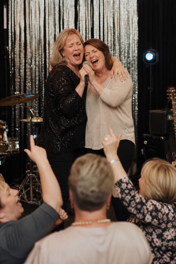 One Mic, Two Legends — Every word of the medley, nailed. The crowd never stood a chance.